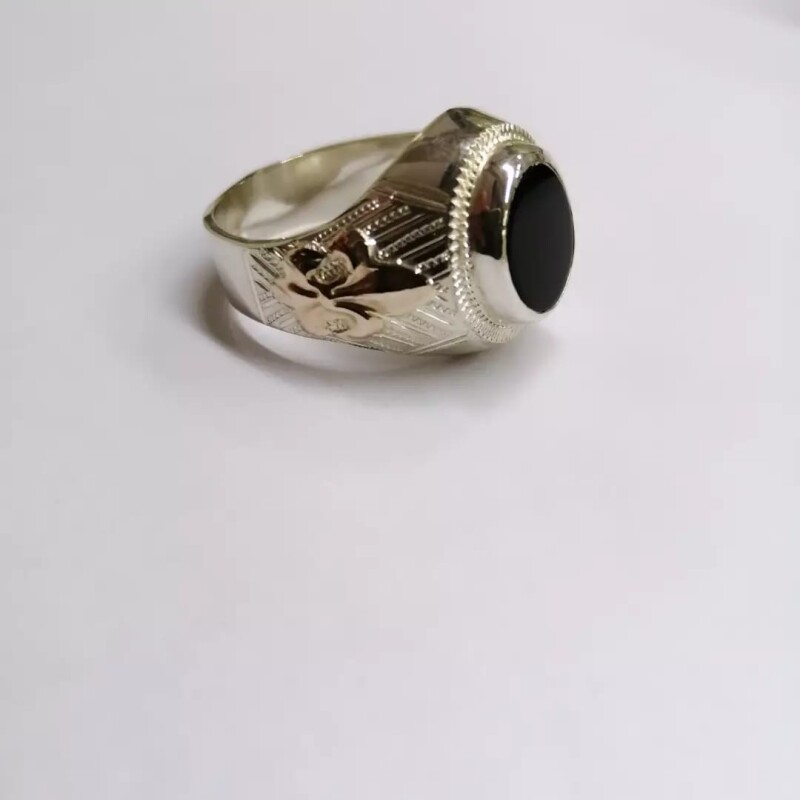 Anillo sello caballero Plata y oro con piedra oval onix Anillo sello caballero Plata y oro con piedra oval onix