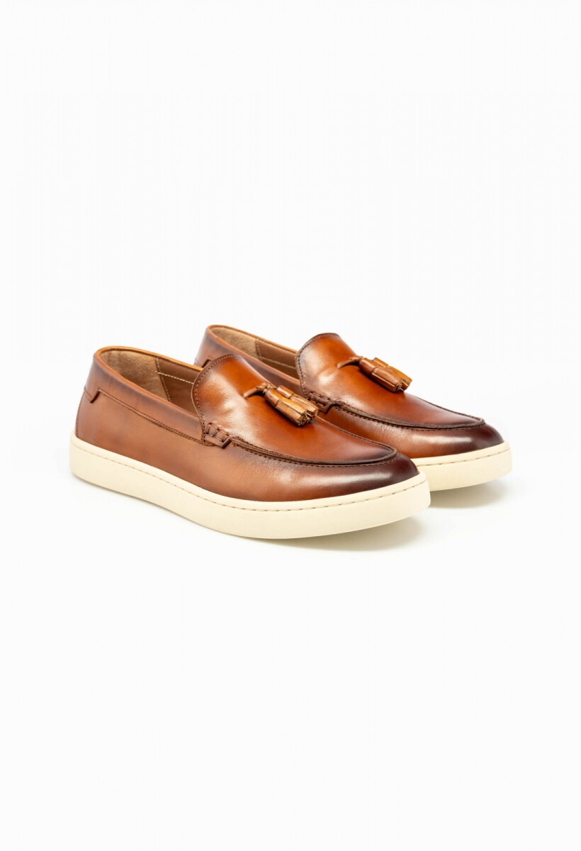 Mocasín cuero con pompón 
