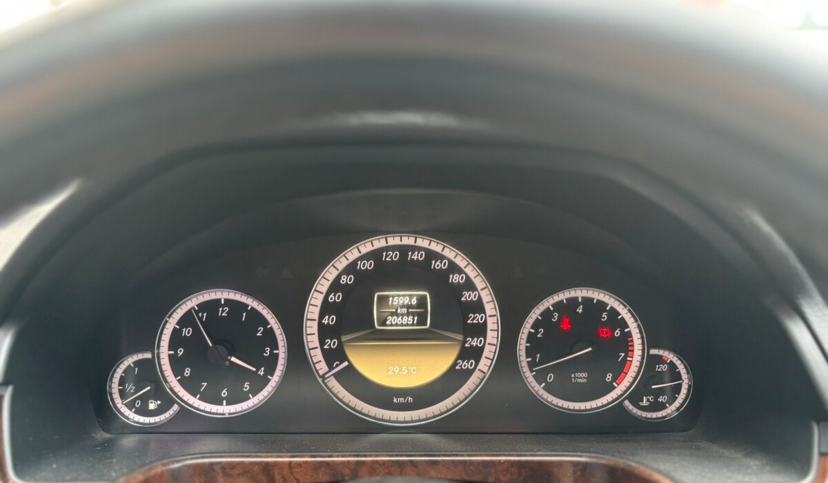 Mercedes Benz E200 CGI Berlina MT 1.8 -2012 Mercedes Benz E200 CGI Berlina MT 1.8 -2012