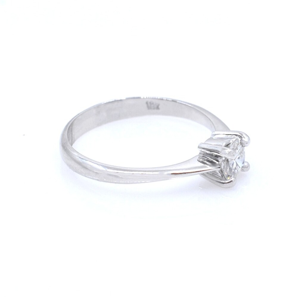 Anillo en oro 18k blanco y brillante. Anillo en oro 18k blanco y brillante.
