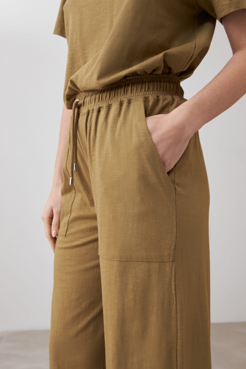 Pantalón con pretina elastizada verde oliva