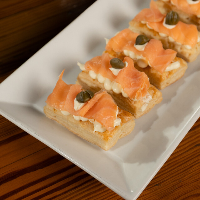 Hojaldres con salmón ahumado, queso crema y alcaparra x6 Hojaldres con salmón ahumado, queso crema y alcaparra x6