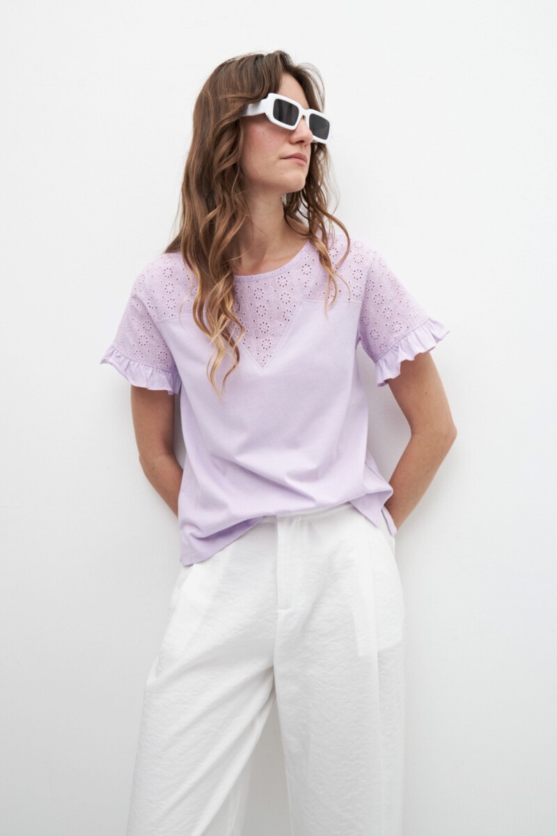 Remera combinada con broderie lavanda