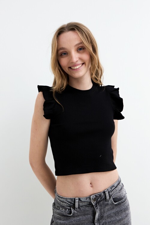 Remera con volados en hombro NEGRO