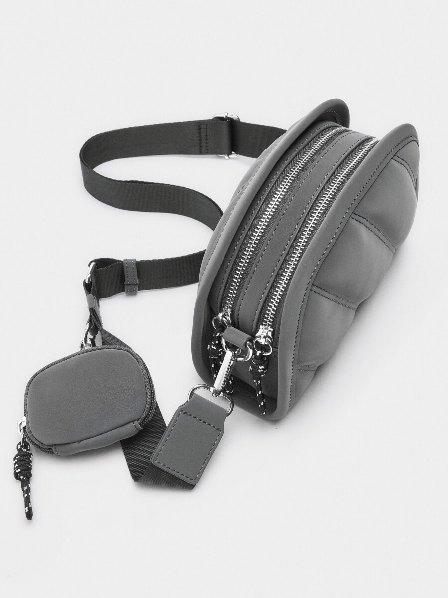 Bolso Bandolera Textura Suave Y Colgante gris