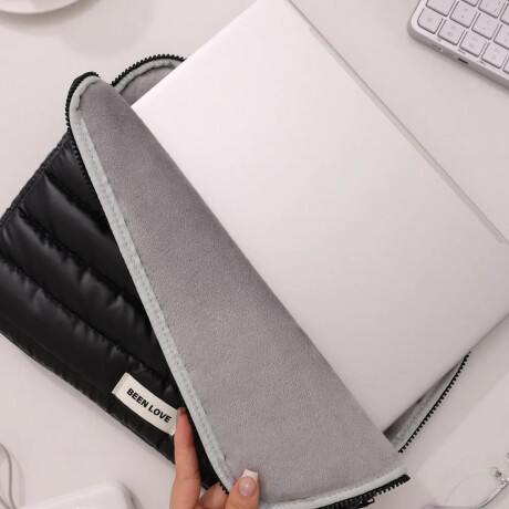 Estuche puffer impermeable para laptop Negro