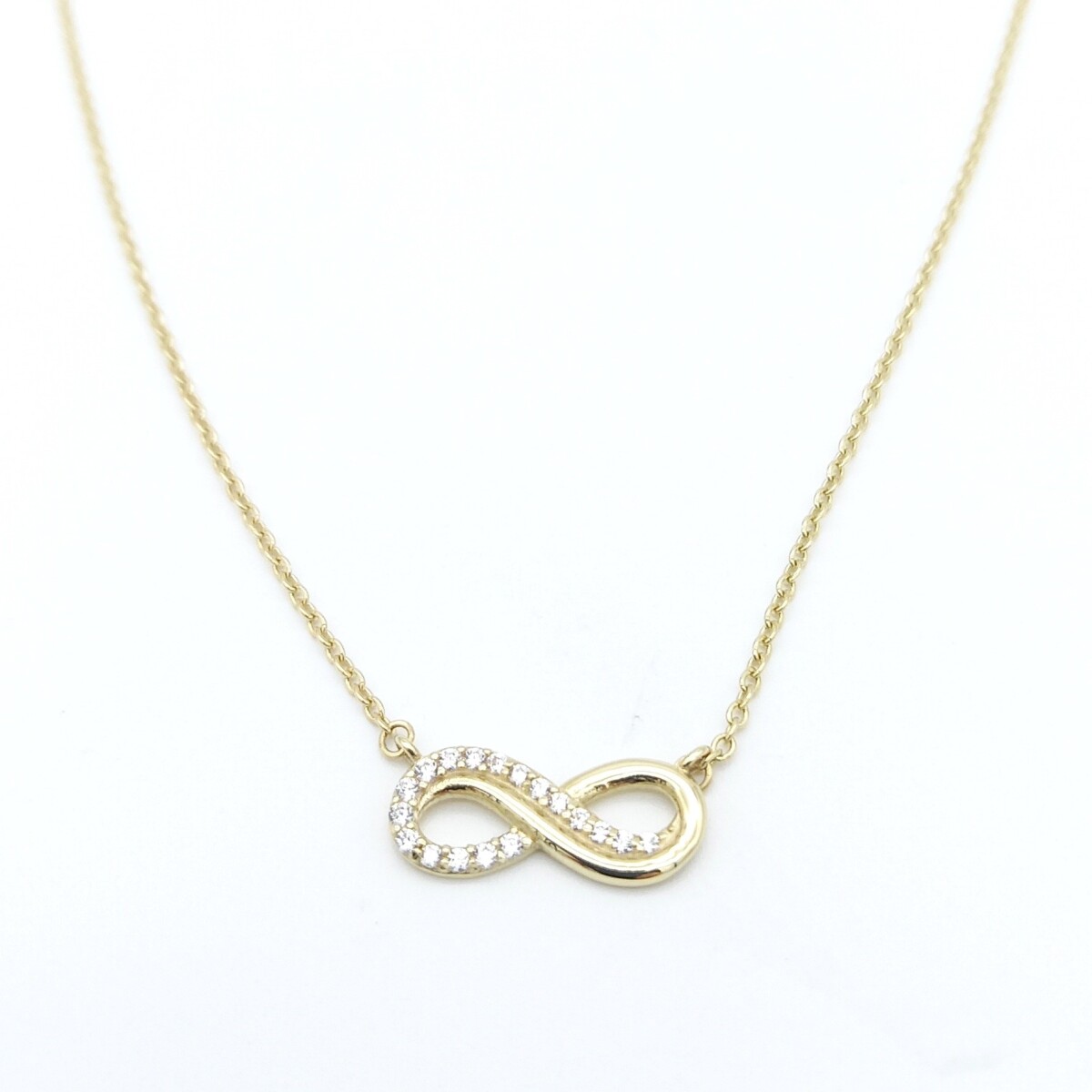 Colgante de oro 9 ktes con circonia y cadena. 
