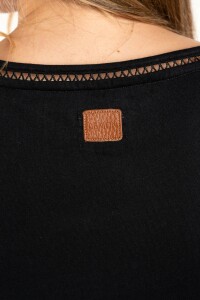 Remera Escote V Puntilla Negro