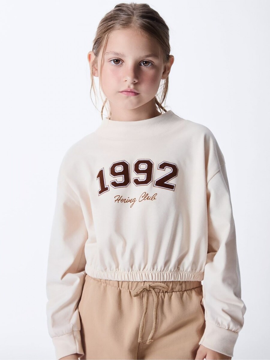 BLUSA INFANTIL CON CUELLO ALTO Y ESTAMPA - BEIGE 
