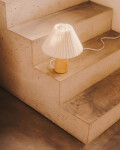 Lámpara de mesa Benicarlo de madera con acabado natural y beige Lámpara de mesa Benicarlo de madera con acabado natural y beige