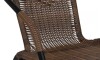 Silla exterior de metal y ratán con apoyabrazos Marrón