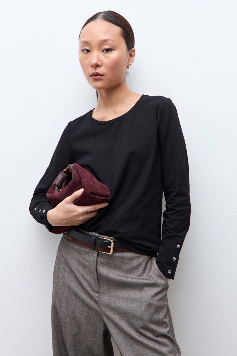 Remera con botones en puños - negro 