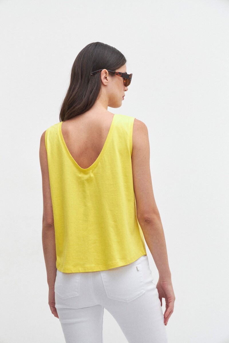Musculosa con vainilla en escote amarillo