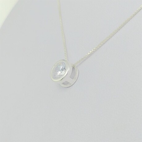 Conjunto de cadena de plata con punto de luz con circonia. Conjunto de cadena de plata con punto de luz con circonia.
