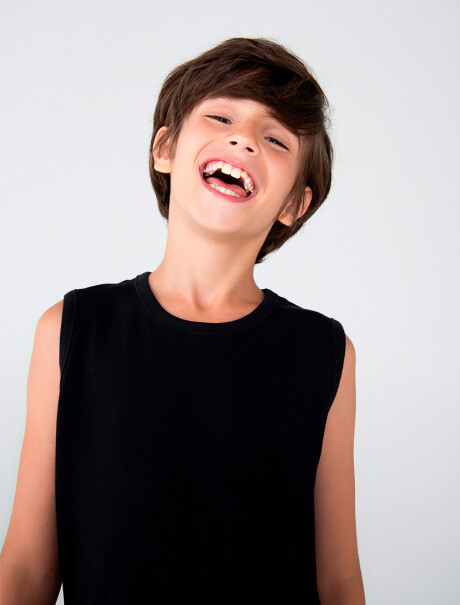 MUSCULOSA BÁSICA INFANTIL REGULAR NEGRO