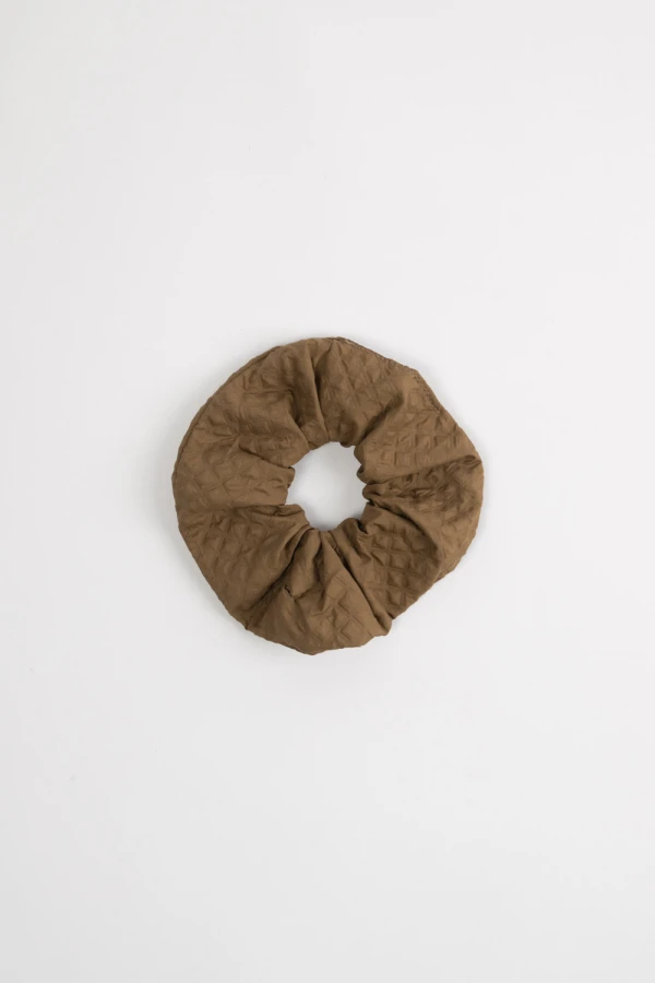 Scrunchie textura Tostado