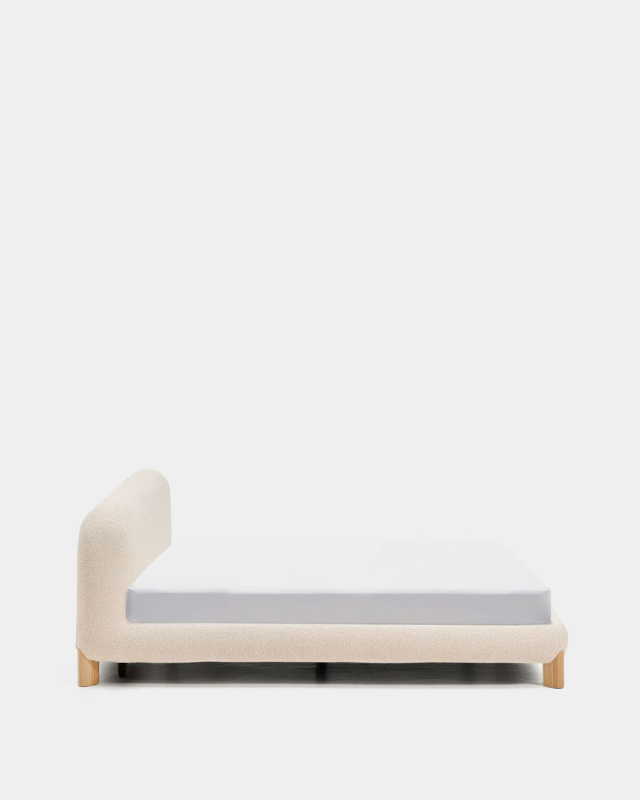 Cama desenfundable Odina bouclé crudo y patas de madera maciza de fresno acabado tono natural para colchón de 180 x 200 cm.