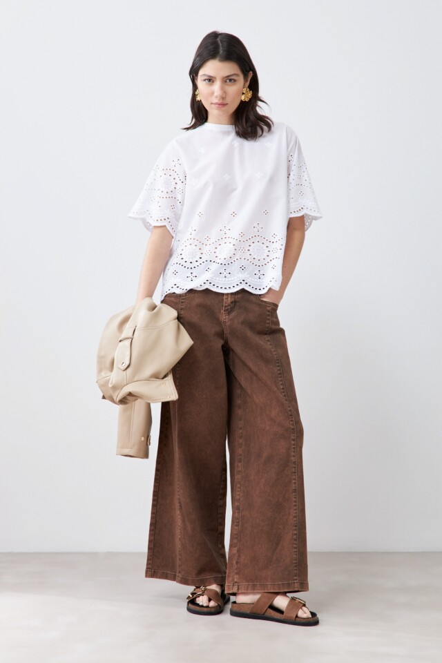 Remera con broderie blanco