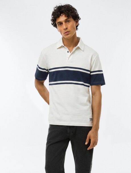 POLO CON ESTAMPADO BLANCO