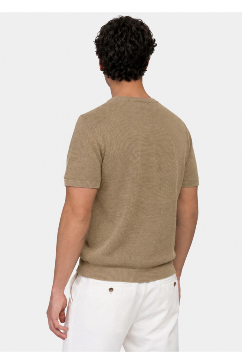 Remera tejida a la Base CAMEL