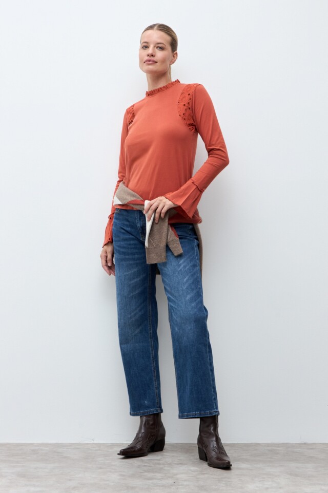 Remera con broderie lacre