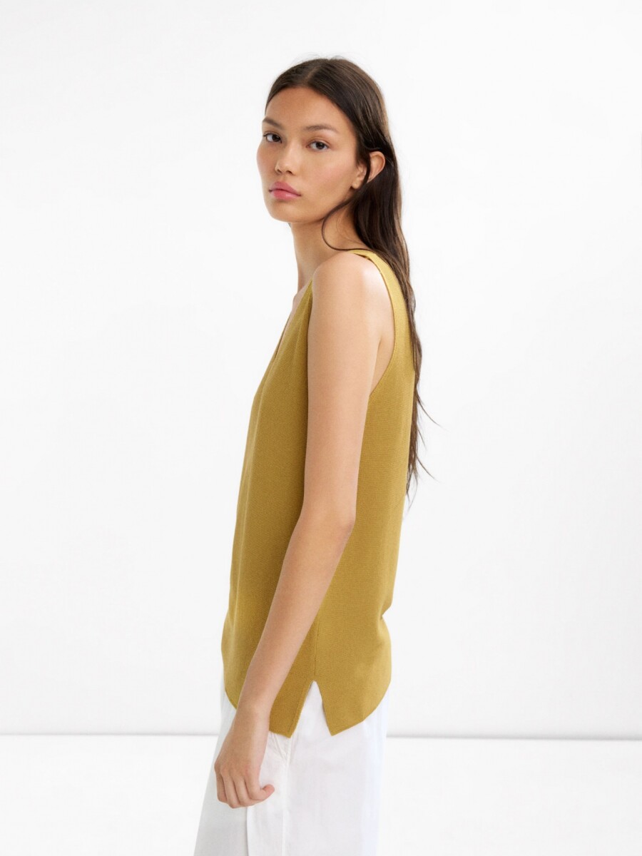 Top De Punto Con Cuello V mostaza