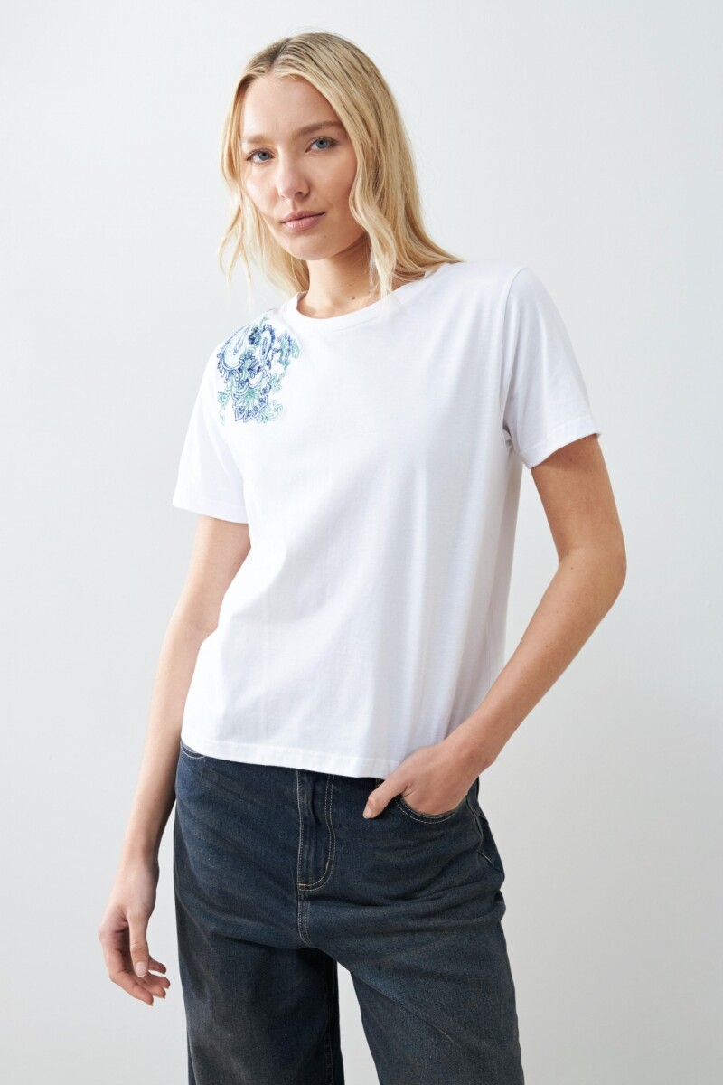 Remera con bordado paisley blanco