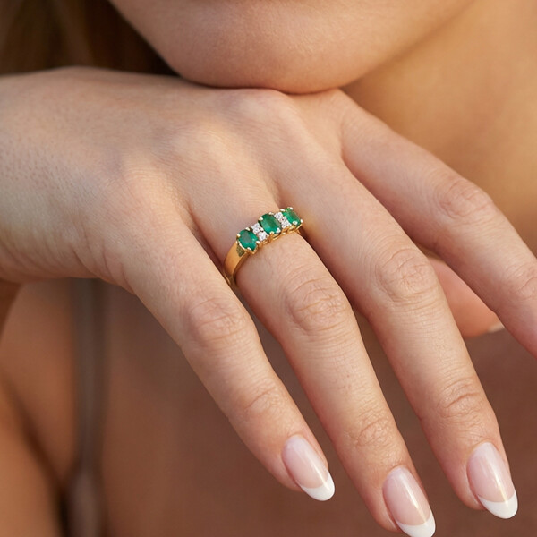 Anillo Elia de oro amarillo 18k con brillantes y esmeraldas Anillo Elia de oro amarillo 18k con brillantes y esmeraldas