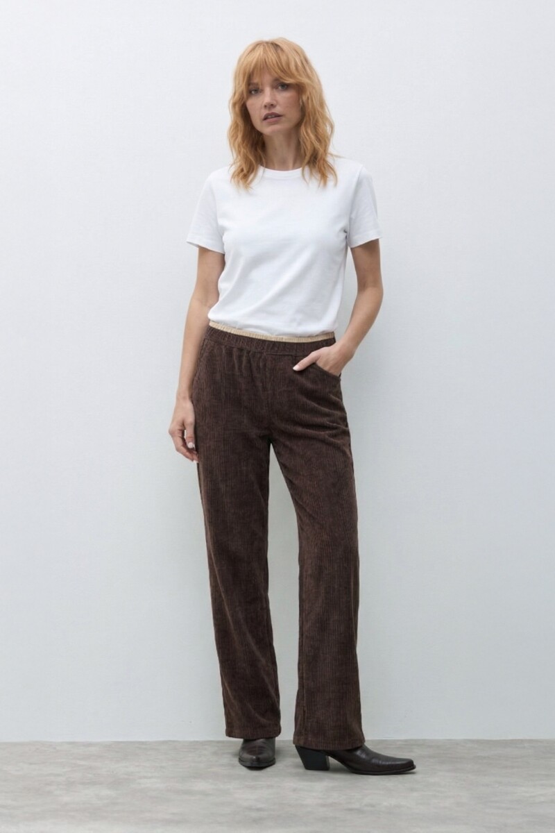 Jogger acanalado con vivo chocolate