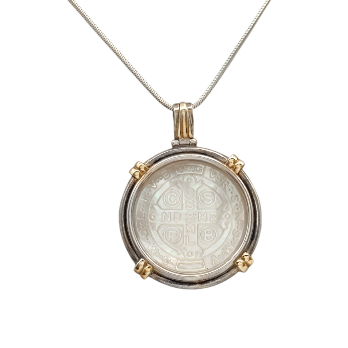 Dije Medalla Cruz San Benito-Plata y oro- Piedra Nácar- CP5221 - sinpiedra 