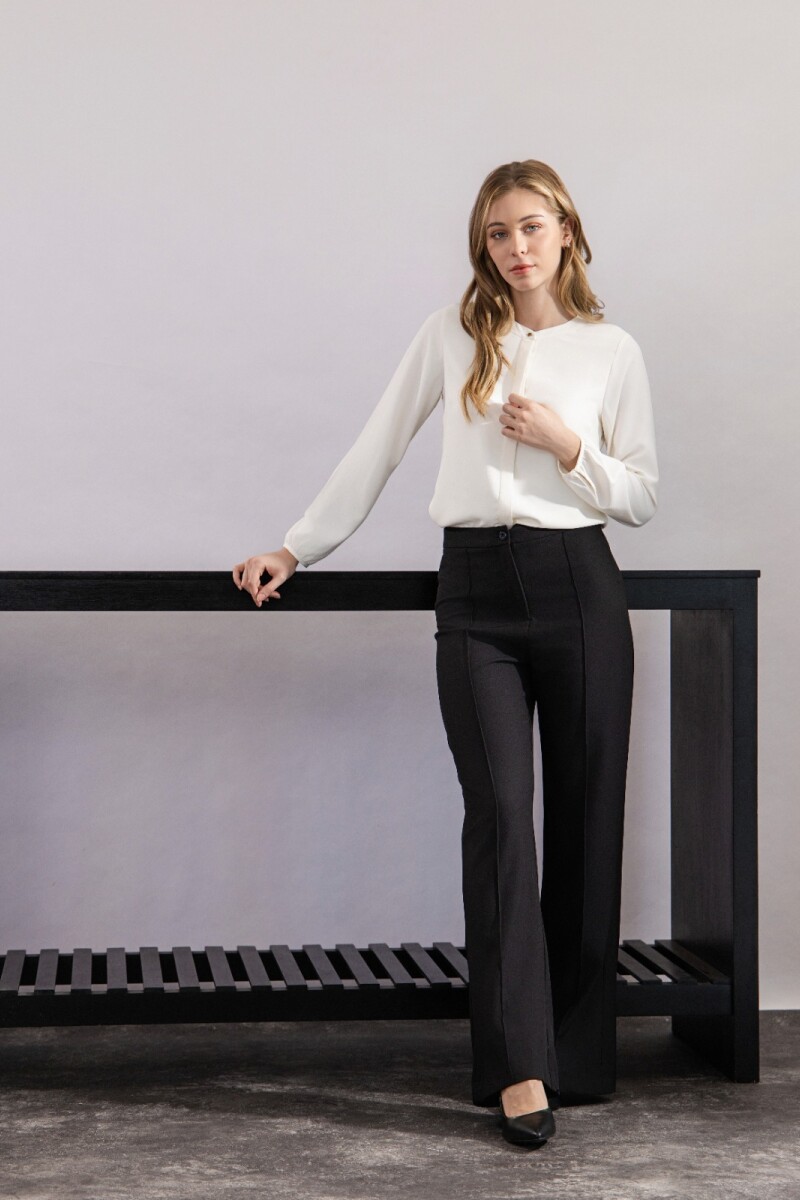 Pantalón de Boot Cut. Pantalón de Boot Cut.