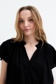 Blusa manga corta con frunce en hombros NEGRO
