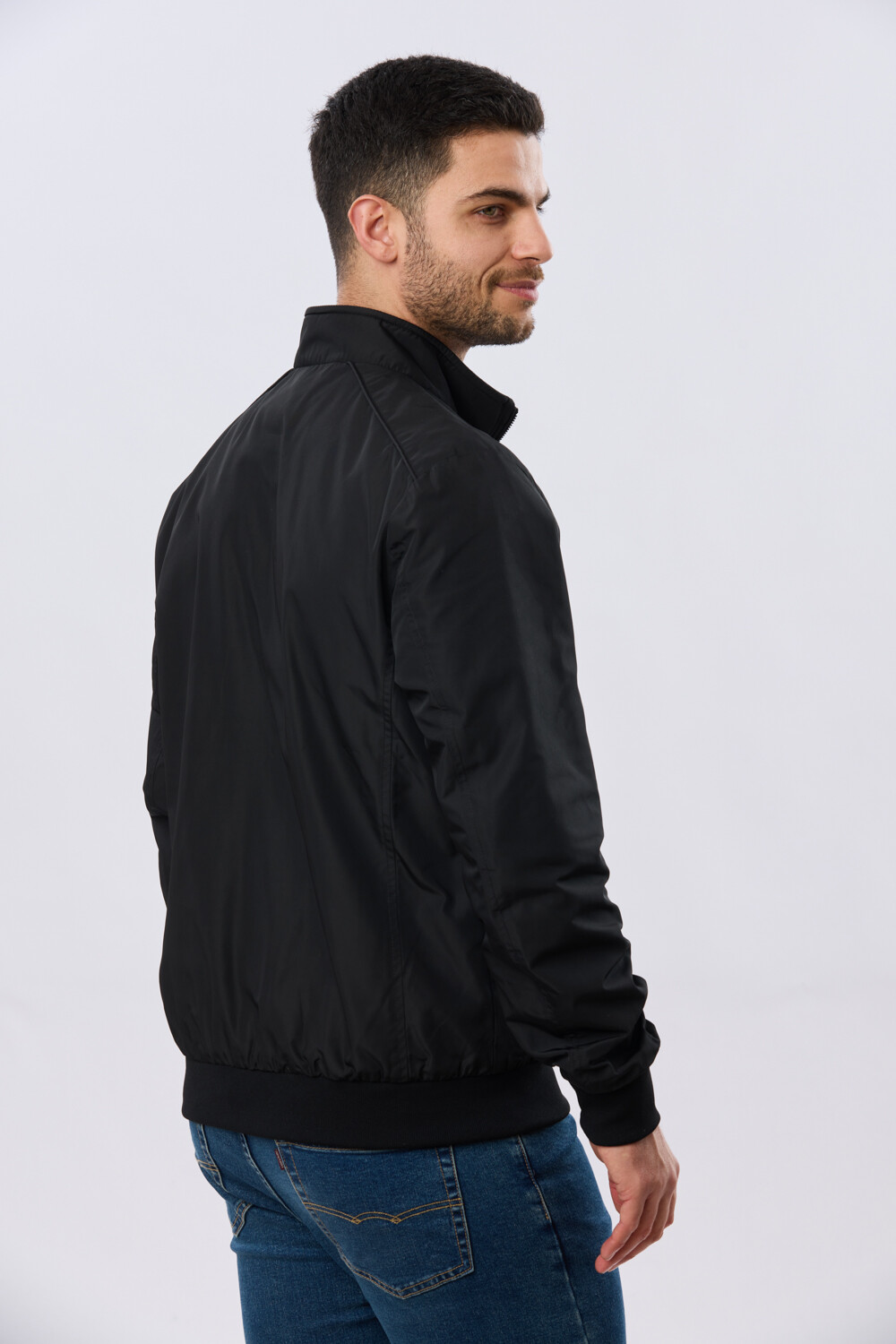 CAMPERA LIVIANA DE NYLON Negro
