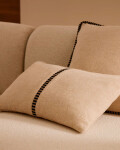 Almohadón Ardit de lino y algodón beige con raya bordada a contraste negro 30 x 50 cm