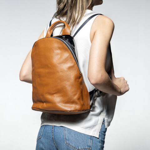 MOCHILA DAMA CUERO COLOR SUELA CIERRE METAL FORRO TEXTIL SUELA