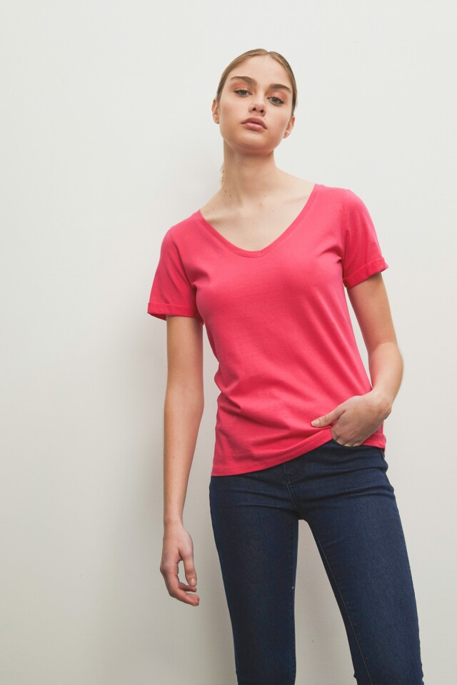 Remera escote V fucsia