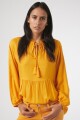 Blusa campesina con borla ocre