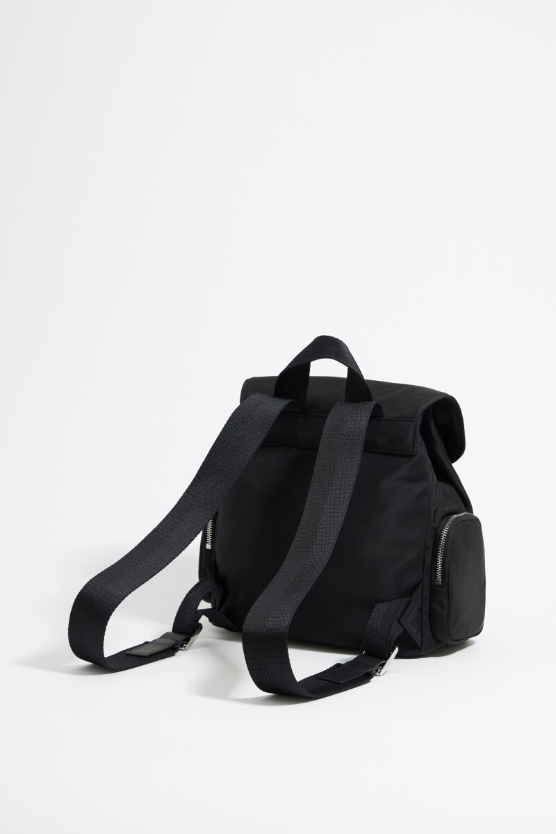 MOCHILA MEDIANA POCKET NYLON Negro