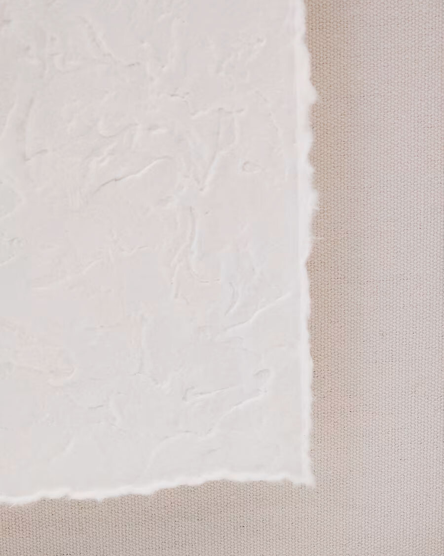 Cuadro abstracto Olvin de papel reciclado blanco con relieves hechos a mano 44 x 94 cm