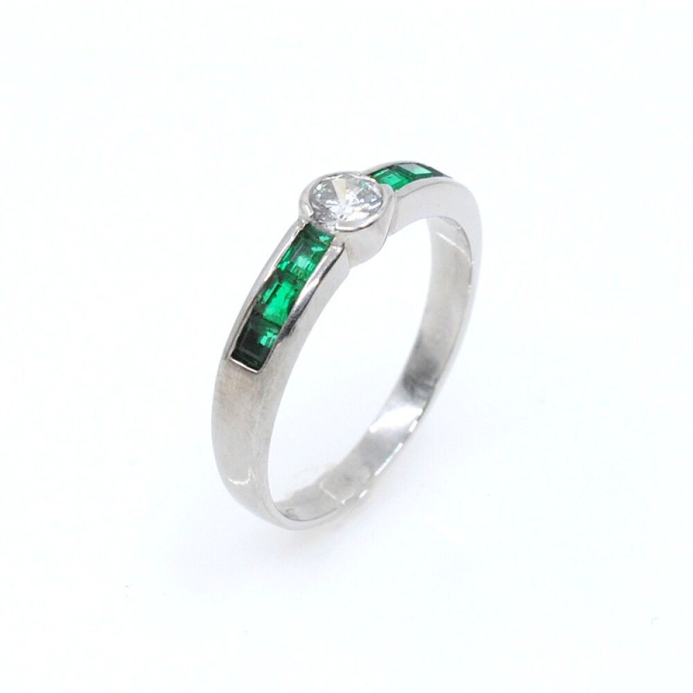 Anillo oro 18k blanco brillante y esmeraldas Anillo oro 18k blanco brillante y esmeraldas