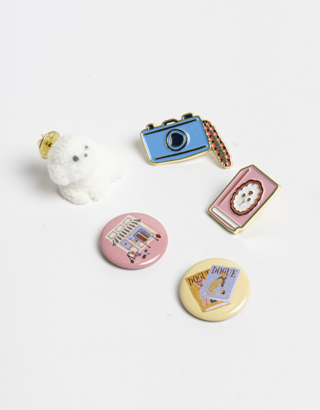 Pin Set De 5 Pins: 2 Esmaltados, 2 De Chapita Y 1 De Felpa - Combinacion Multicolor