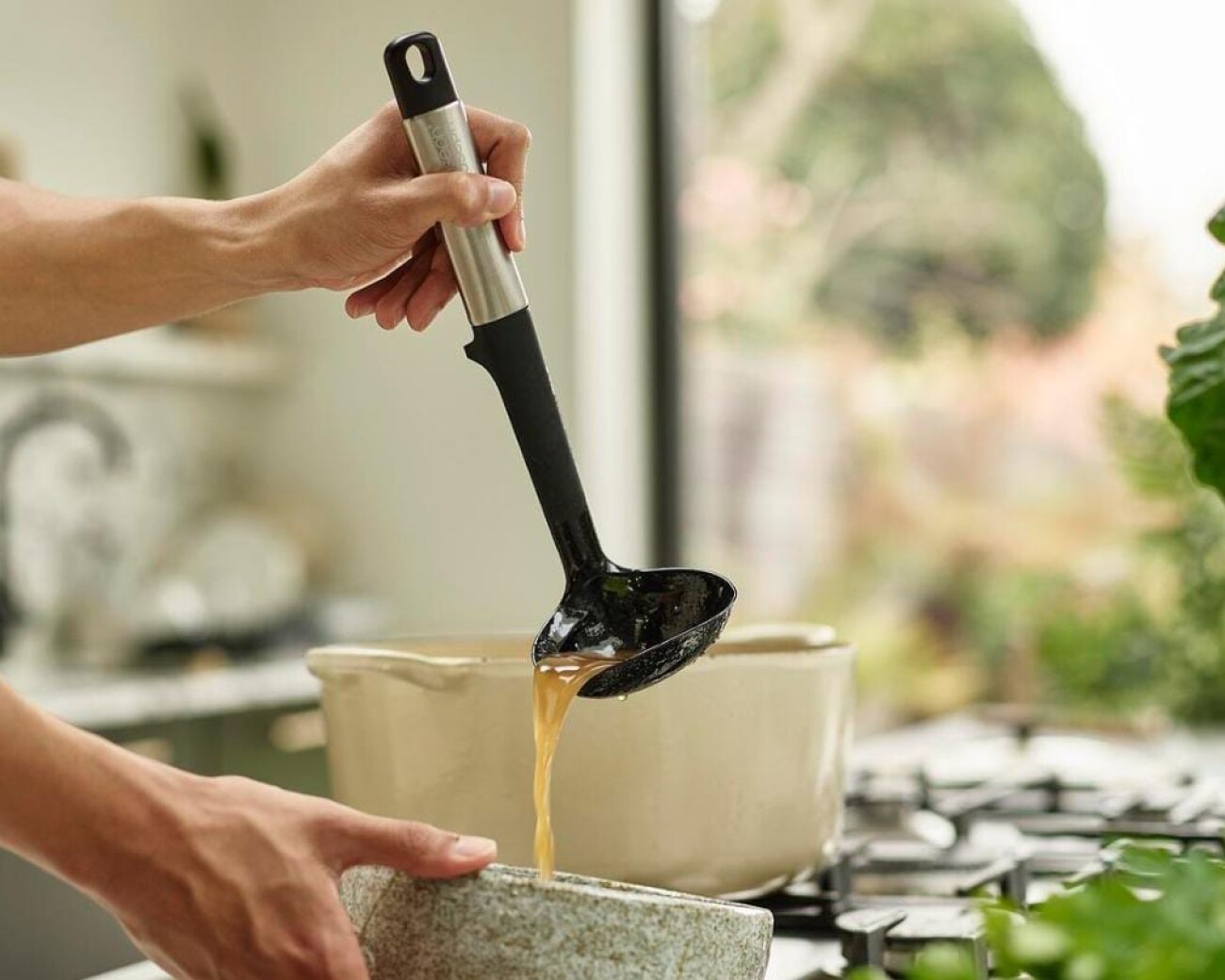 Cucharón profundo de silicona con mango de acero Cucharón profundo de silicona con mango de acero