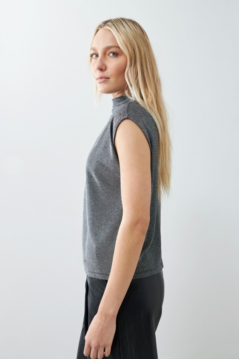 Blusa lurex con tablas en hombro plateado