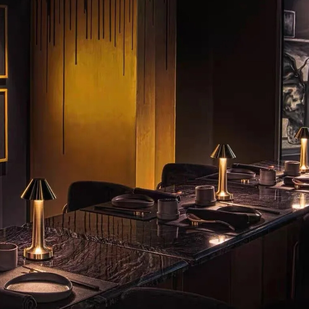 Lampara De Mesa De Luz Led Recargable Con Diseño De Cono Plateado