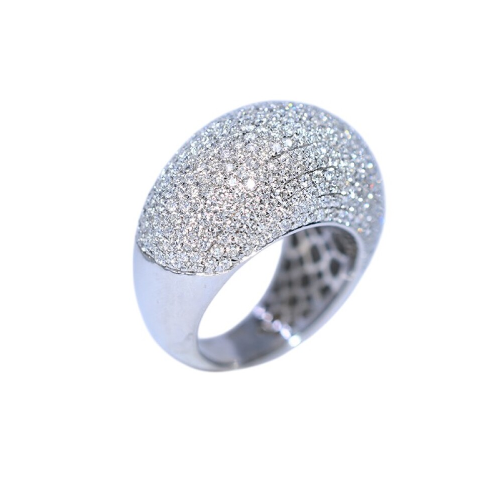 Anillo en oro 18k blanco y brillantes pave. Anillo en oro 18k blanco y brillantes pave.