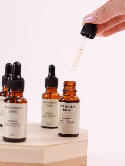 Niacinamida Suero - Nutritivo y Anti-Poros Niacinamida Suero - Nutritivo y Anti-Poros