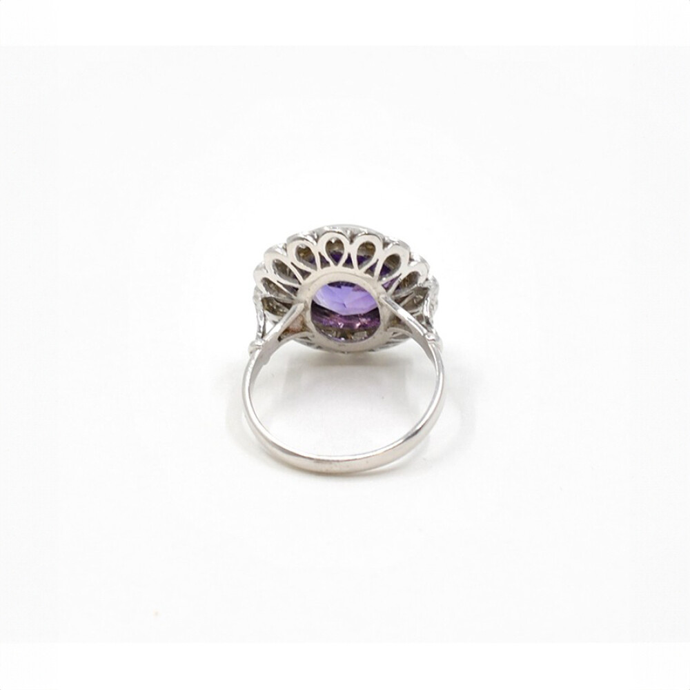 Anillo En Oro Blanco 18K Con Brillantes E Importante Amatista Anillo En Oro Blanco 18K Con Brillantes E Importante Amatista