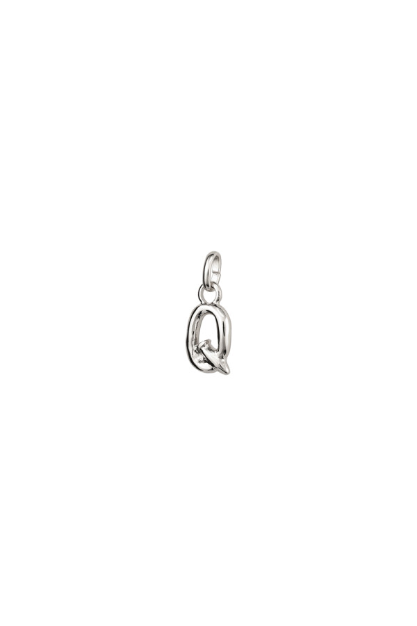 CHARM DE ALEACION DE METALES BAÑADO EN PLATA DE LEY CON FORMA DE LETRA Q CON ARGOLLA Charm
