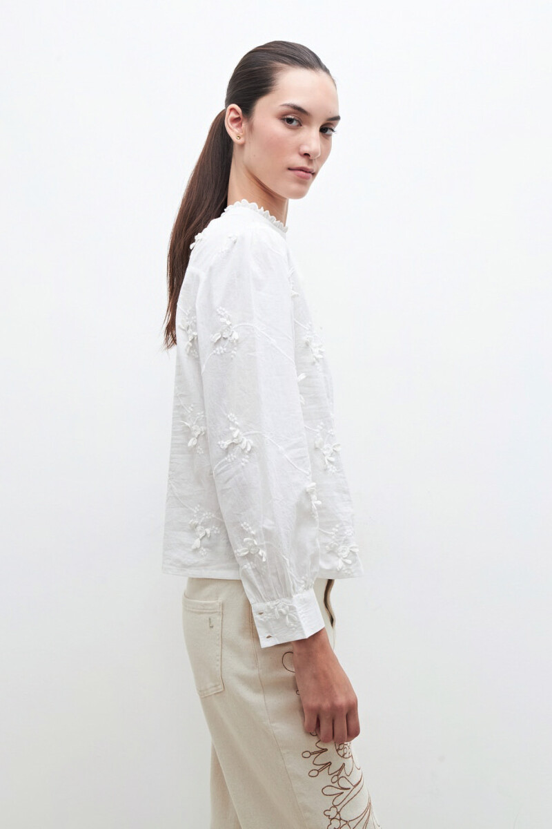 Blusa romántica con bordados blanco