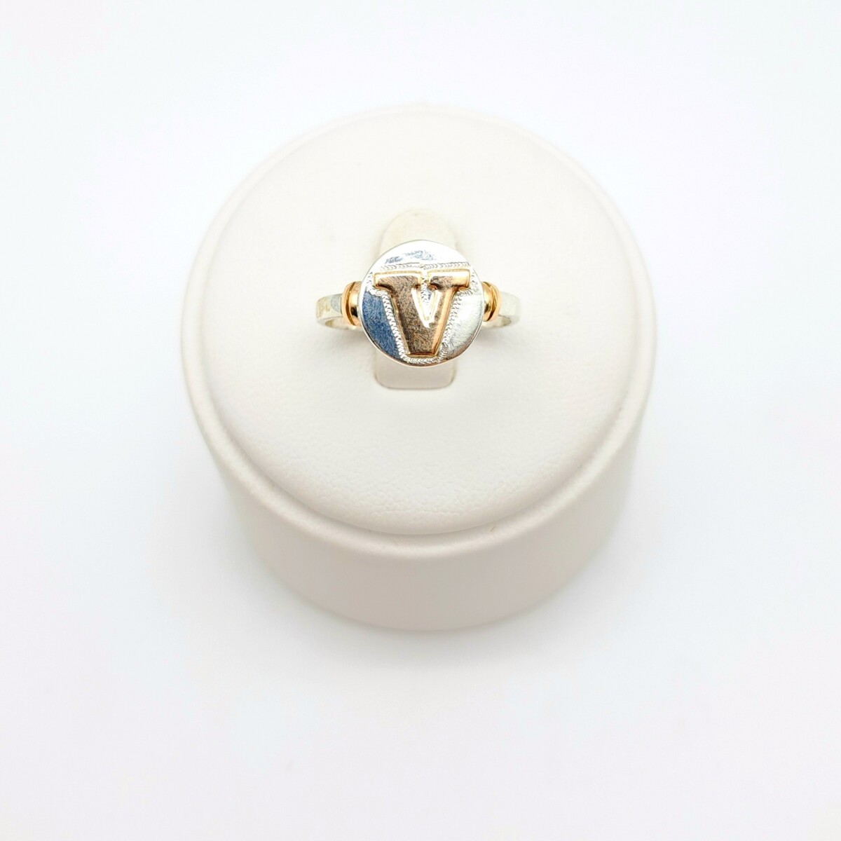Anillo de plata 925 y oro 10 ktes, inicial V. 